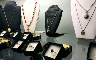 Schmuck-Vitrine im Kunstatelier im Berlin