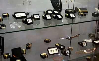 Goldschmuck-Vitrine im Kunstatelier Berlin